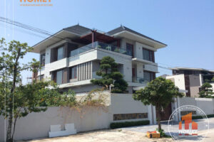 Biệt thự hiện đại 3 tầng mái Thái