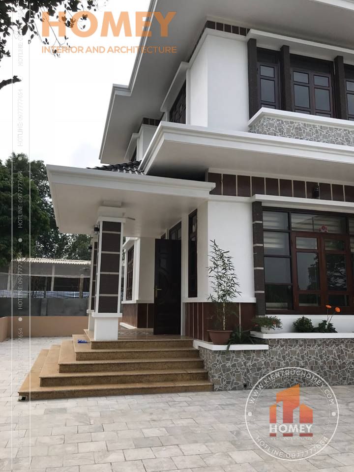 Bên hông sảnh phụ biệt thự 2 tầng mái Thái