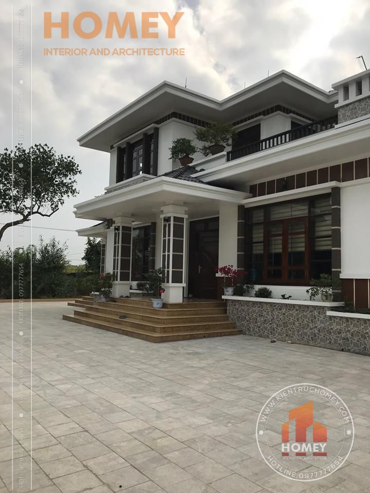 Thực tế biệt thự mái Thái 2 tầng bên phải